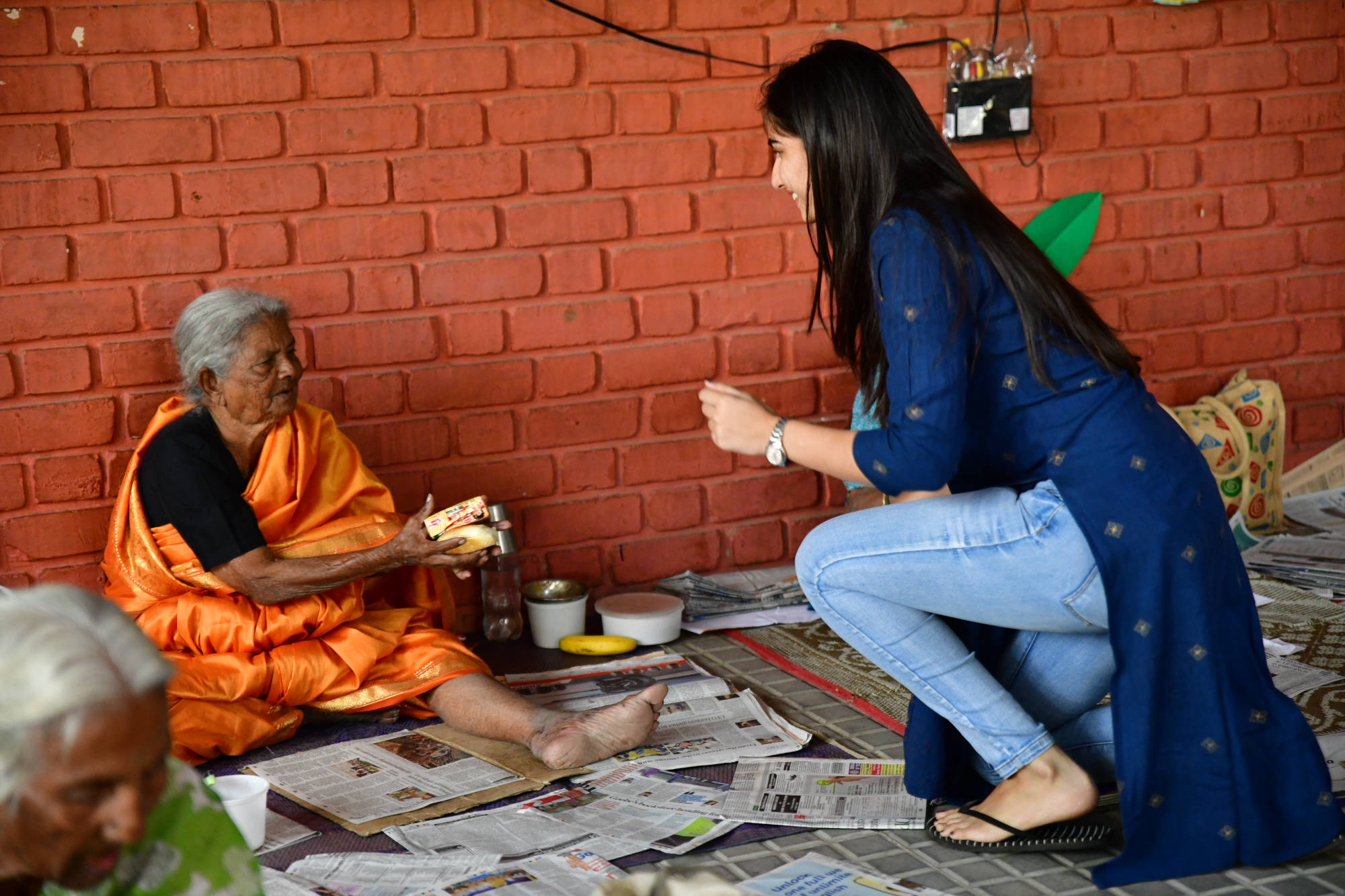 Elder interacting with our volunteer at SK